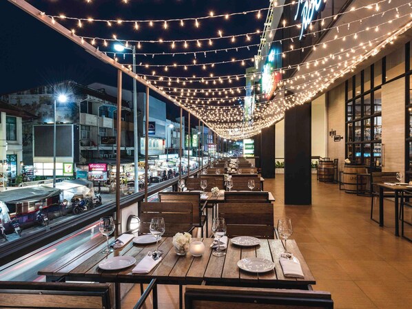 5 restaurants, breakfast served