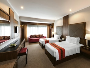 Kamar Twin Klasik, 2 Tempat Tidur Twin | Tempat tidur Select Comfort, brankas, dan didekorasi berbeda-beda