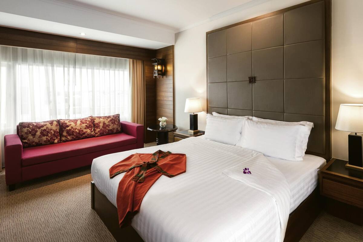 Classic Room, 1 King Bed | Select Comfort beds, in-room safe, desk, blackout curtains