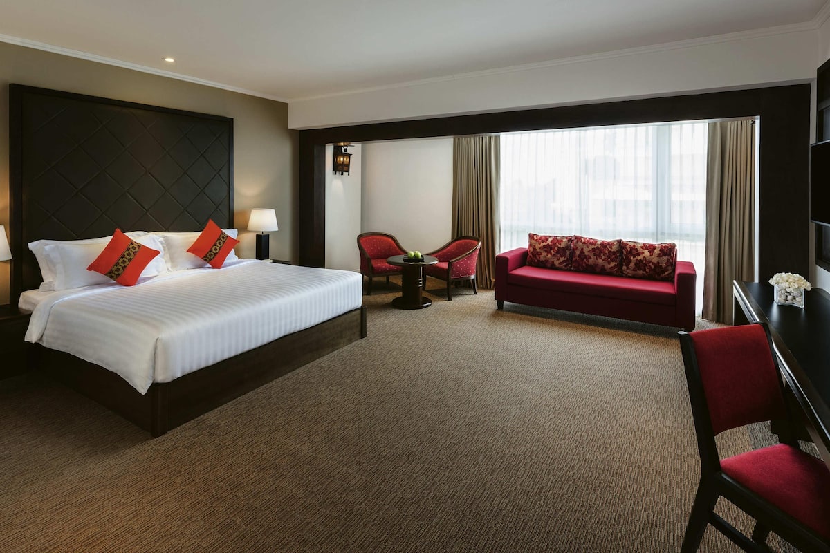 Juniorsvit - 1 kingsize-säng | 1 sovrum, Select Comfort-madrasser och värdeförvaringsskåp på rummet