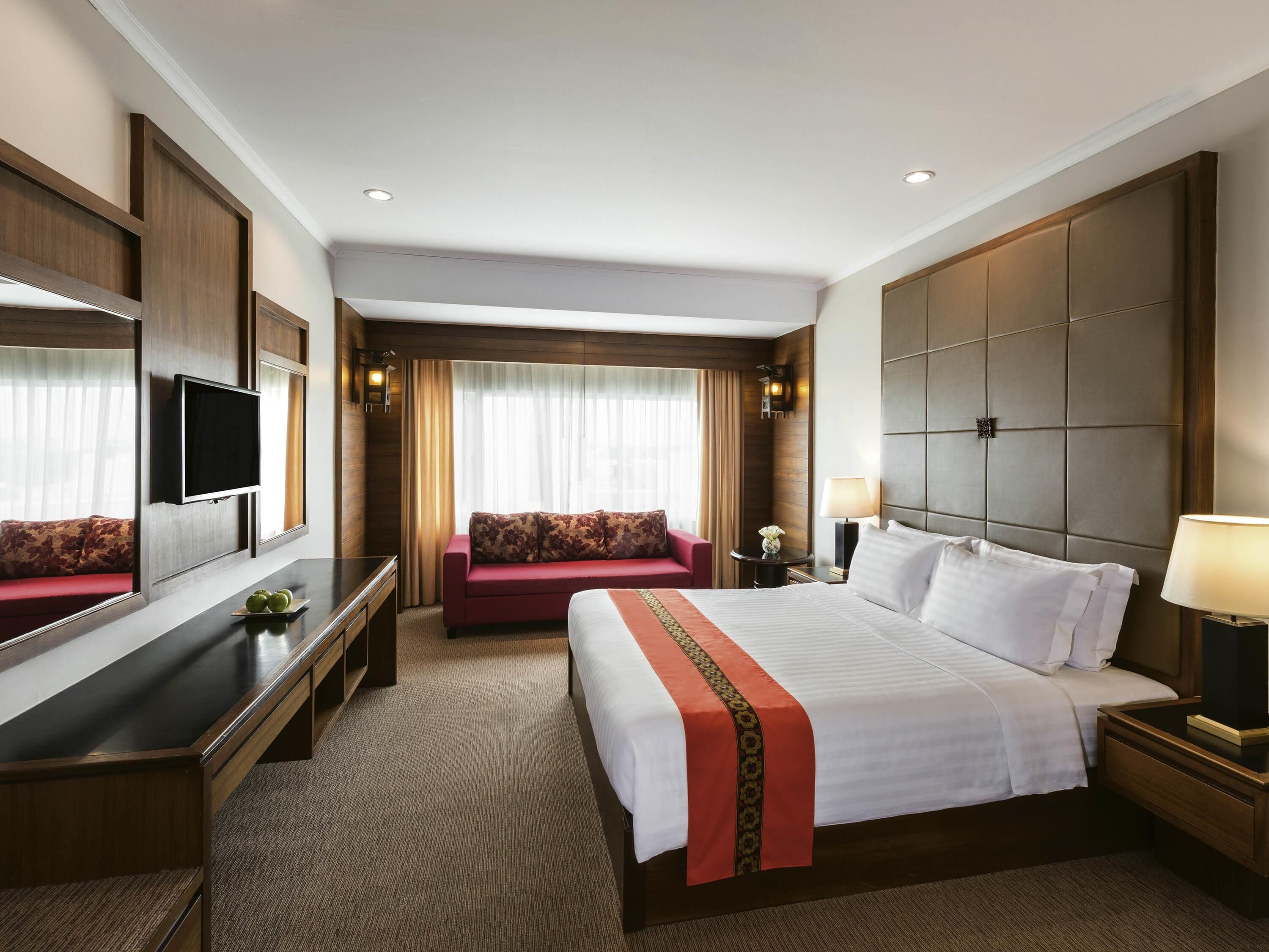 Deluxe-huone, 1 suuri parisänky | Select Comfort -patjalliset sängyt, tallelokero huoneessa