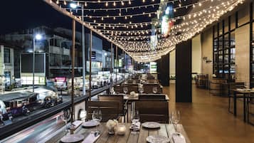 5 restaurants, breakfast served