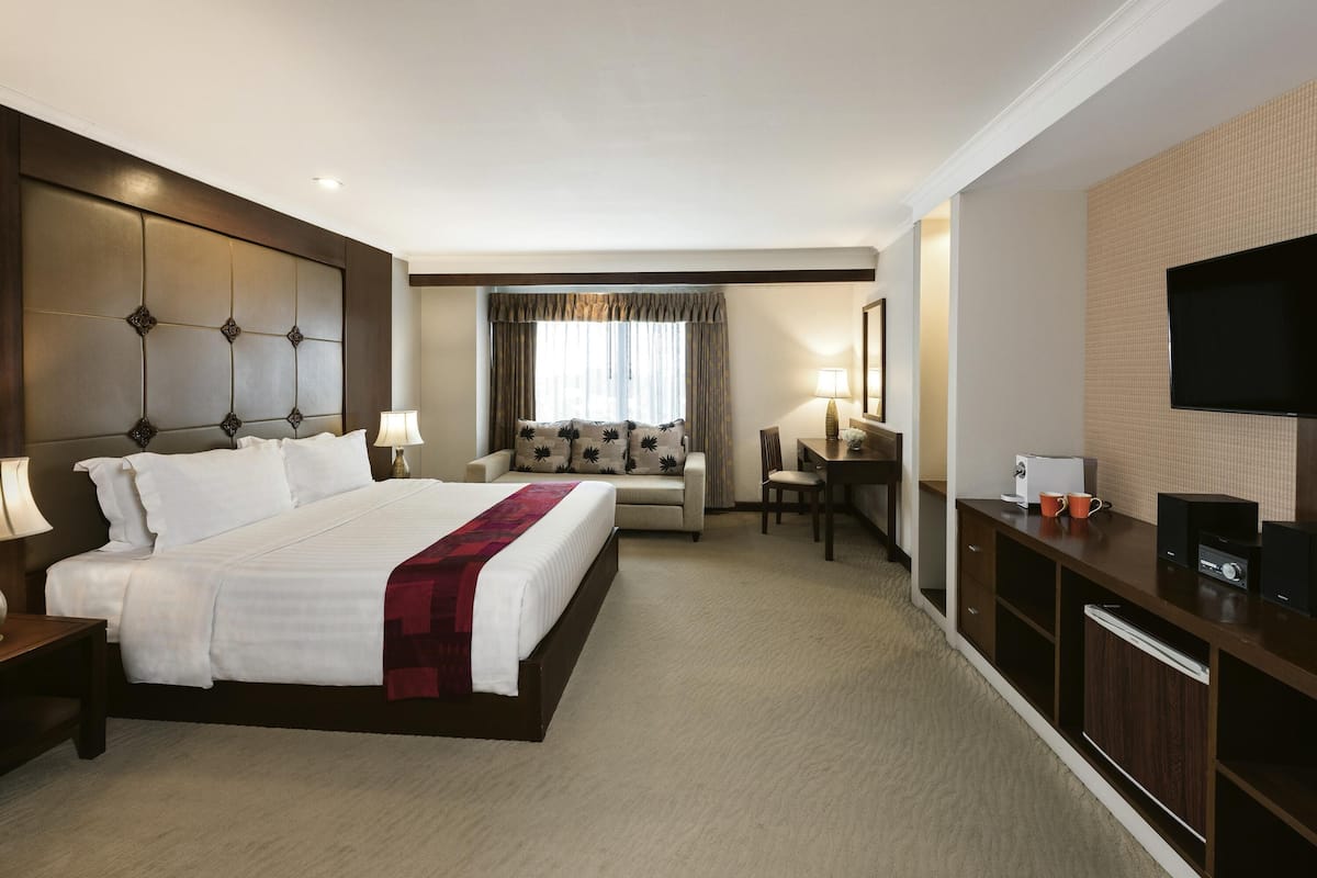 Premium-rum - 1 kingsize-säng | 1 sovrum, Select Comfort-madrasser och värdeförvaringsskåp på rummet