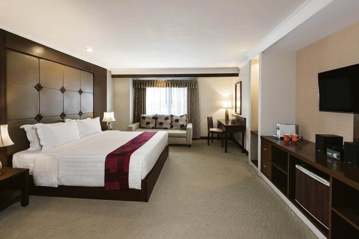 Premium Room, 1 King Bed | Select Comfort beds, in-room safe, desk, blackout curtains