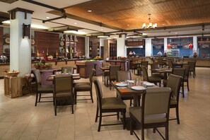 Daily buffet breakfast for a fee - Mövenpick Suriwongse Hotel Chiang Mai (Chiang Mai)