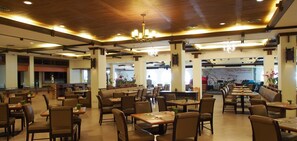 Petit déjeuner buffet (290 THB par personne)