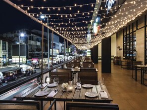 5 restaurants, breakfast served