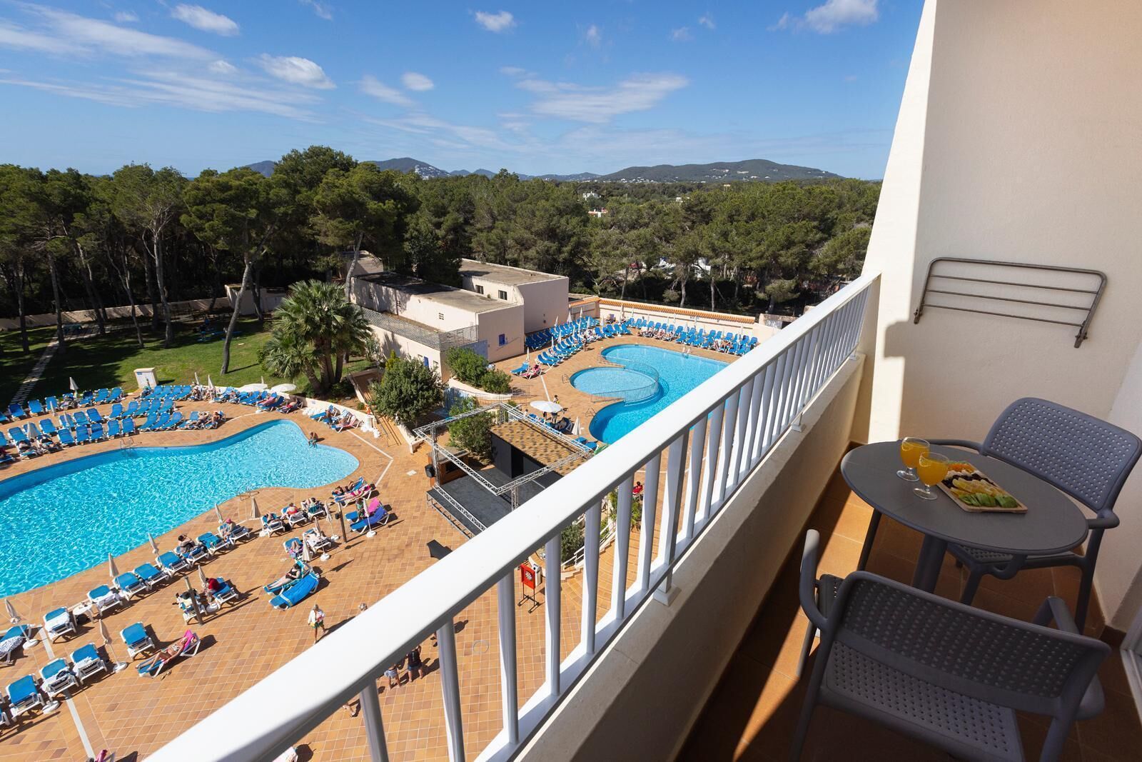 Habitació doble superior, vistes a la piscina | Caixa forta a l'habitació, mobiliari individual i escriptori 