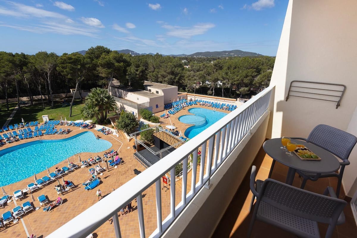 Habitació doble superior, vistes a la piscina | Caixa forta a l'habitació, mobiliari individual i escriptori