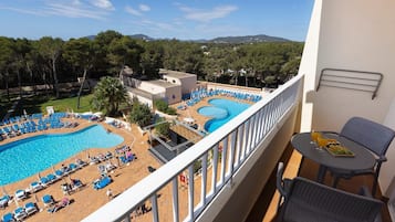 Habitación doble superior, vistas a la piscina | Caja fuerte, mobiliario individual, escritorio y cortinas opacas