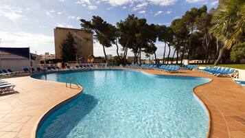2 piscinas externas, guarda-sóis, espreguiçadeiras