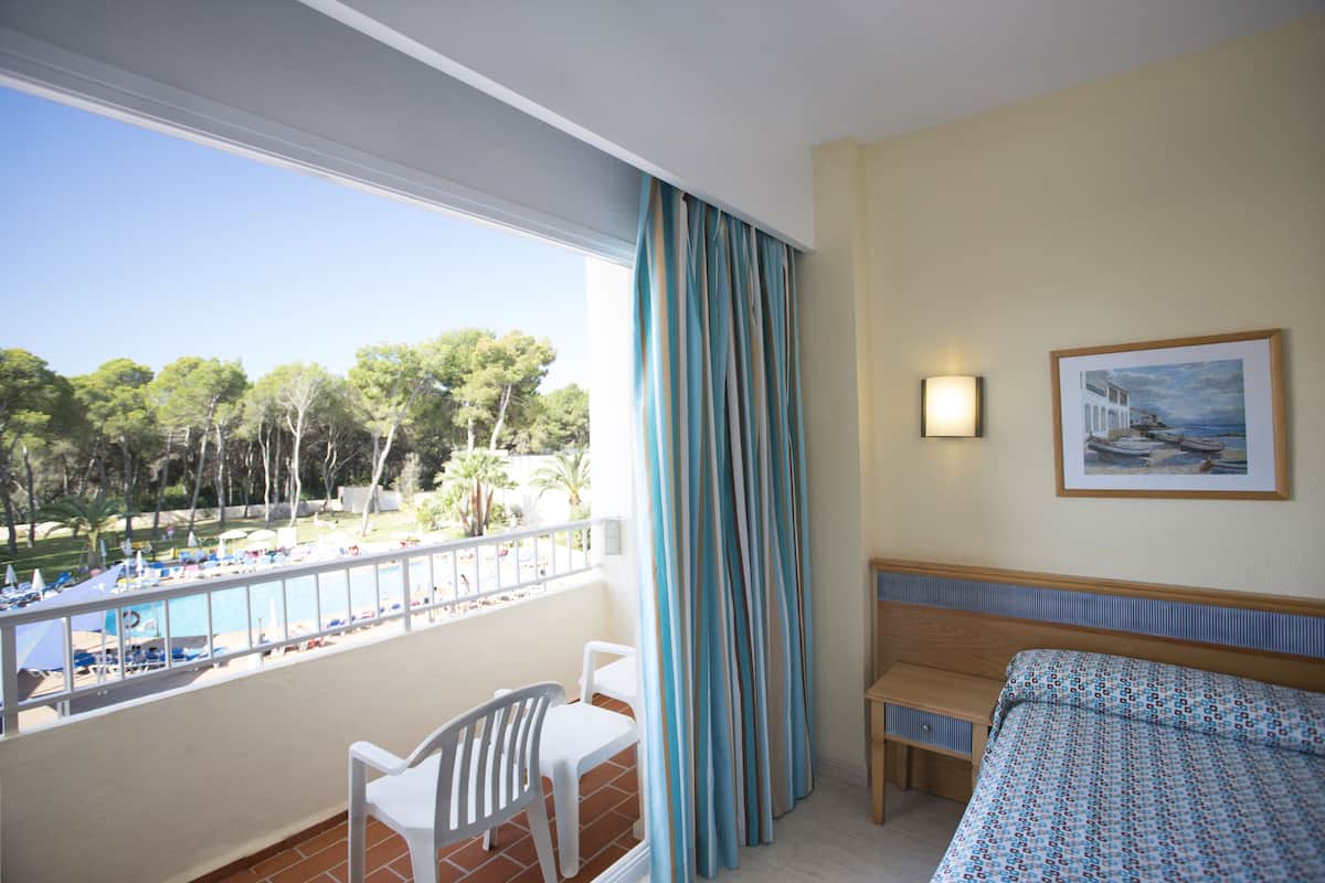 Chambre Triple Standard, vue piscine
