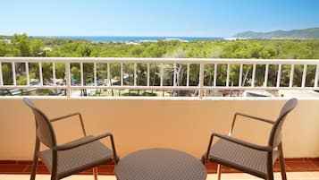 Premium kamer, uitzicht op zwembad (Family) | Een kluis op de kamer, individueel gemeubileerd, een bureau