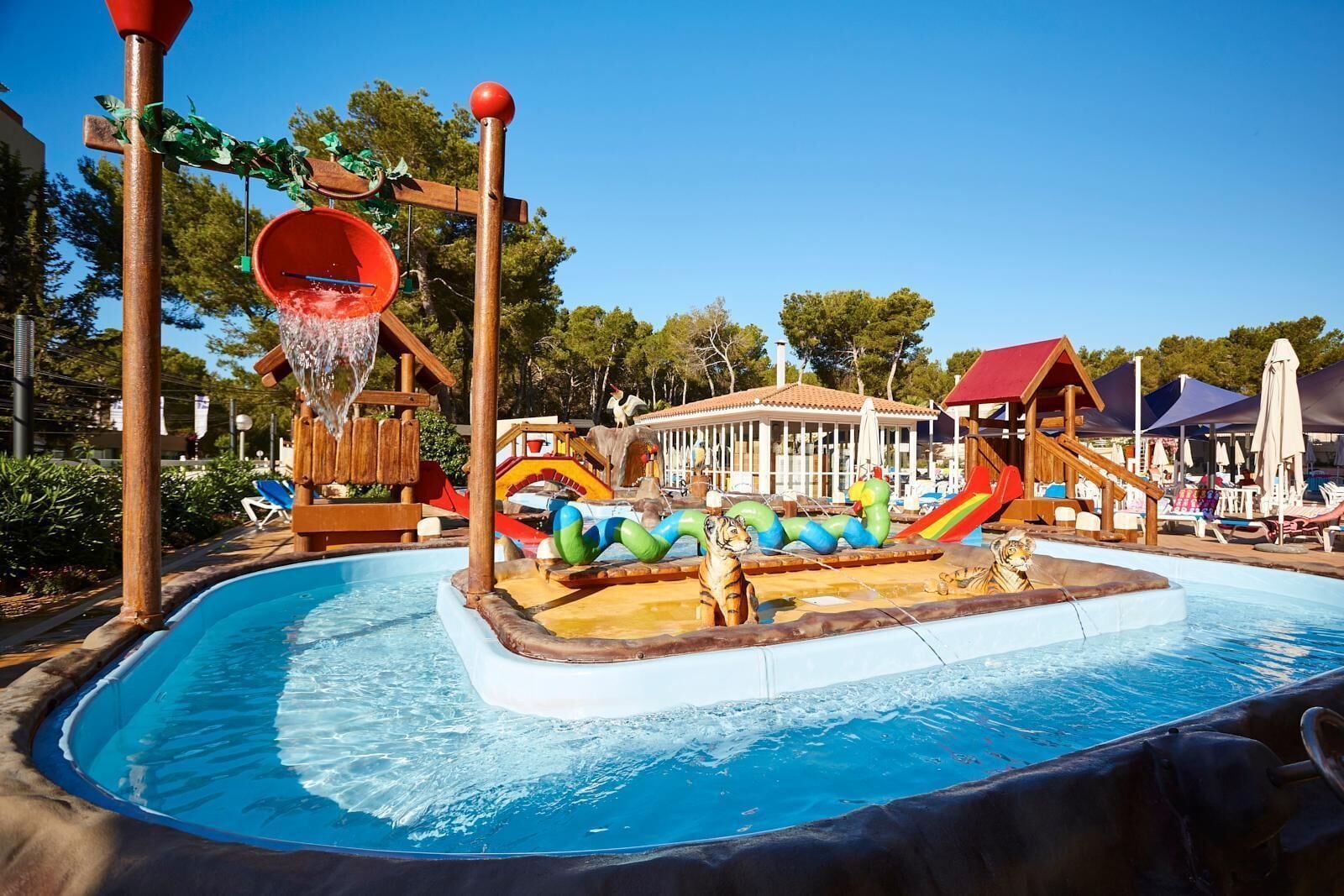 2 piscines a l'aire lliure, para-sols i gandules 