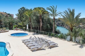 Piscine extérieure, chaises longues