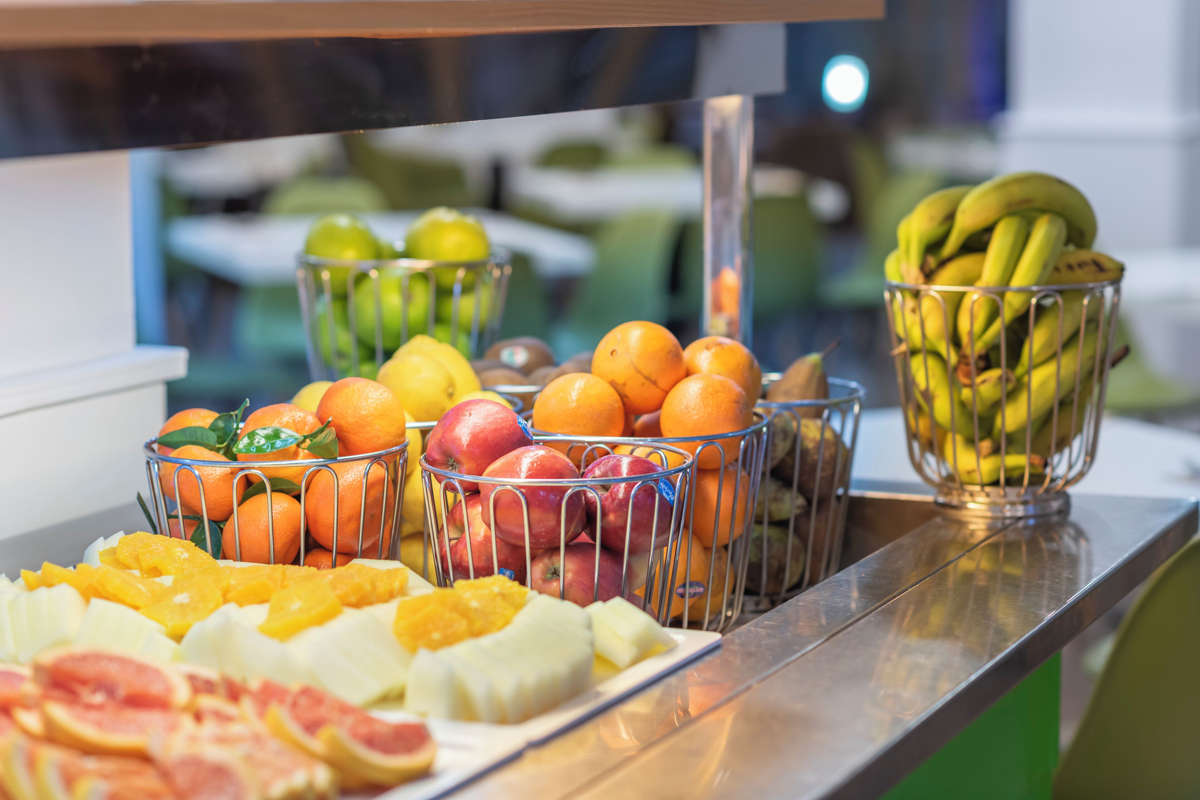 Un bufé con diversas frutas y verduras.