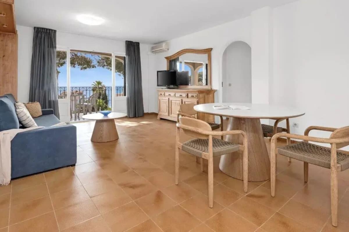 2 bedrooms, in-room safe, desk, iron/ironing board