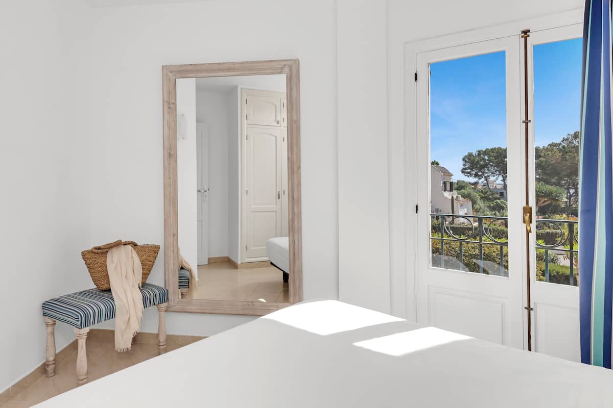 2 bedrooms, in-room safe, desk, iron/ironing board