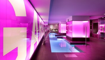 Inomhuspool, utomhuspool, parasoller och solstolar