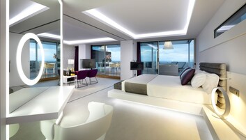 Svit Premium - bubbelbad - utsikt mot stranden | Värdeförvaringsskåp på rummet, skrivbord och arbetsyta för laptop