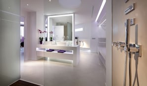 Premium-Suite, Whirlpool, Strandblick | Badezimmer | Dusche, Regendusche, Haartrockner, Seife