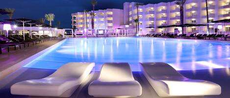 Sisäuima-allas, ulkouima-allas, aurinkovarjoja, aurinkotuoleja