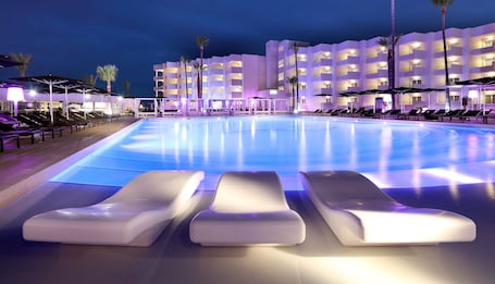 Una piscina techada, una piscina al aire libre, sombrillas. Hotel Garbi Ibiza & Spa