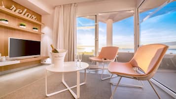 1 habitación, caja de seguridad en la habitación y escritorio