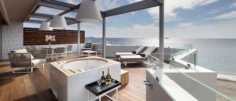 Suite – premium, massasjebadekar, strandutsikt | Terrasse/patio