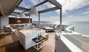 Suite Premium, idromassaggio, vista spiaggia | Terrazza/patio