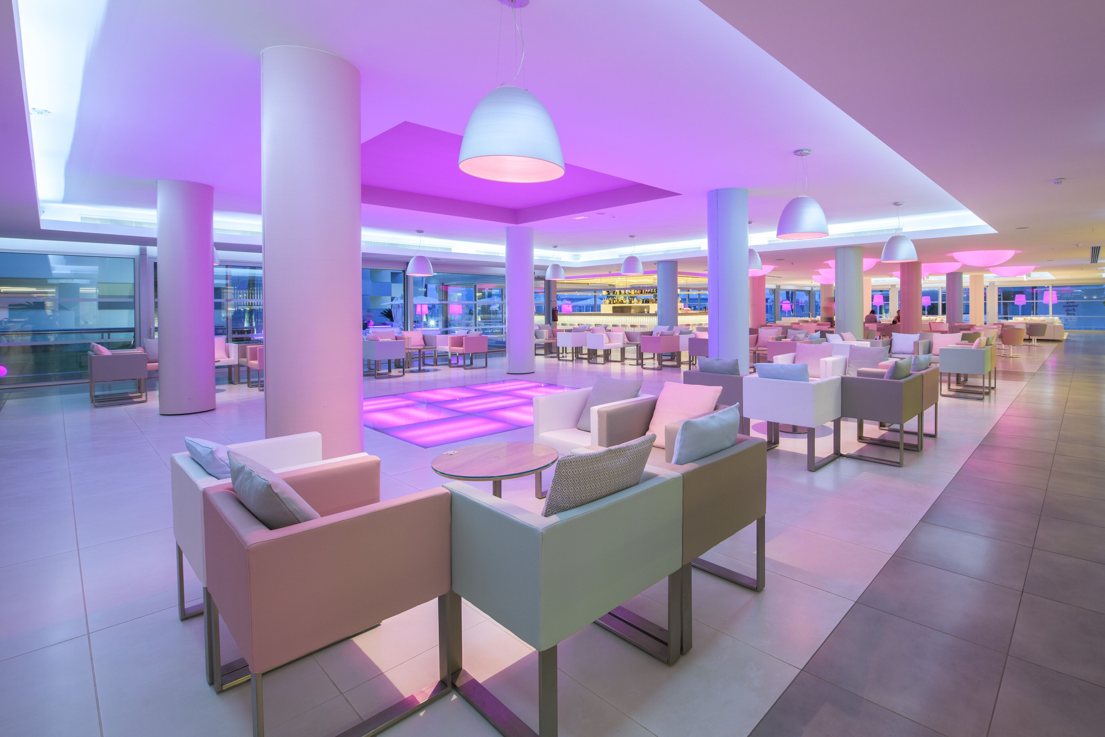 Een ruime lobby met moderne zithoekjes en een open centrale ruimte.