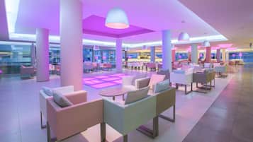 Een ruime lobby met moderne zithoekjes en een open centrale ruimte.