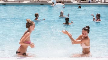 Piscina interna, piscina externa, guarda-sóis, espreguiçadeiras