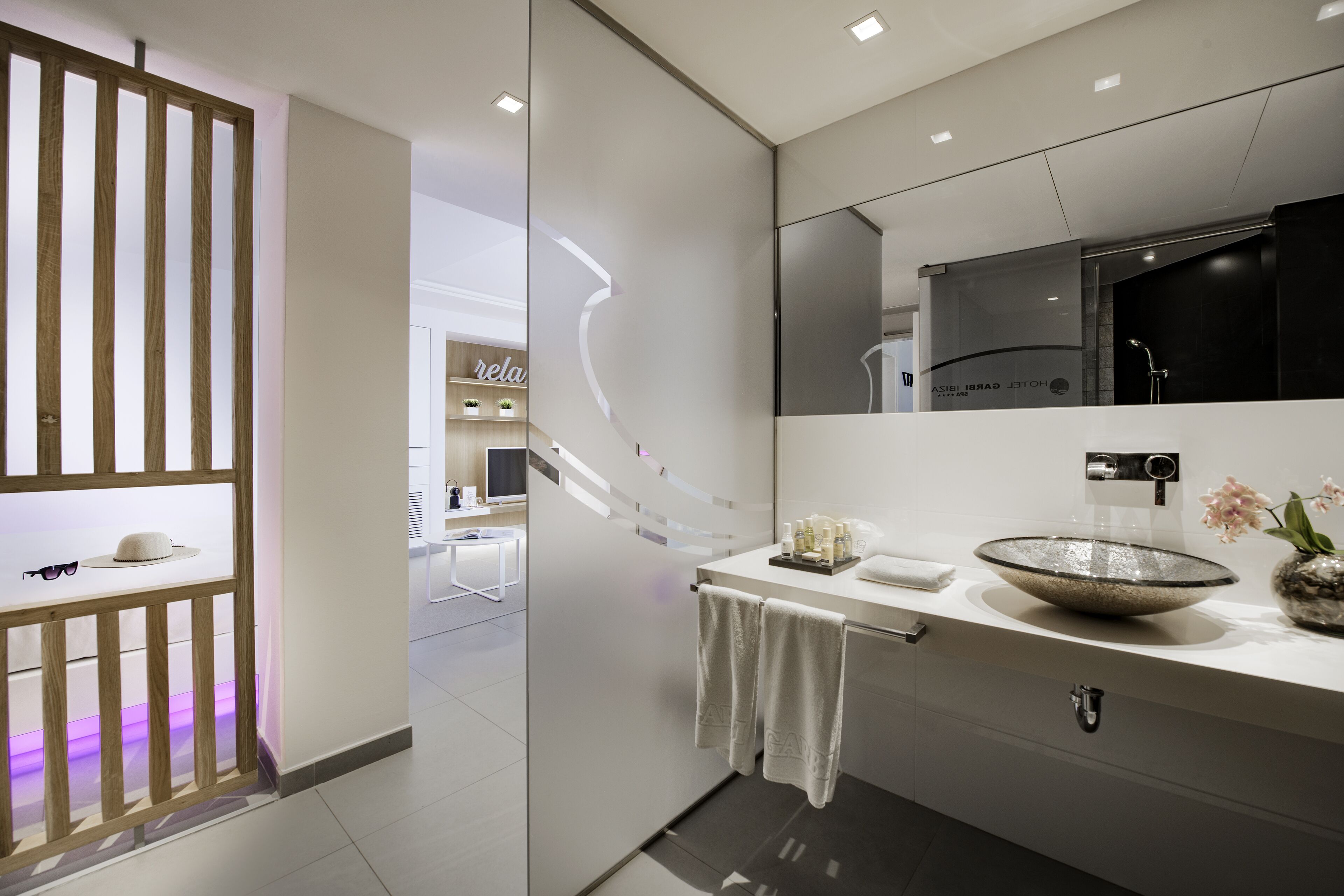 superior double room, beach view | bathroom | shower, rainfall showerhead, hair dryer, soap