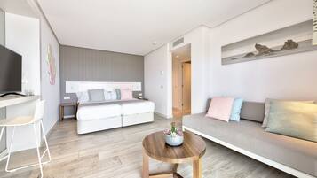 Una sala de estar moderna con un sofá, una mesa de centro y un televisor.