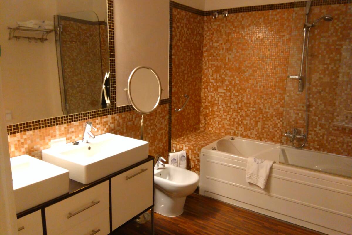 double room | bathroom | hydromassage showerhead, free toiletries, hair dryer, bidet