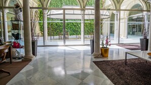 Lobby sitting area - Hotel Palacio Garvey (Jerez de la Frontera)