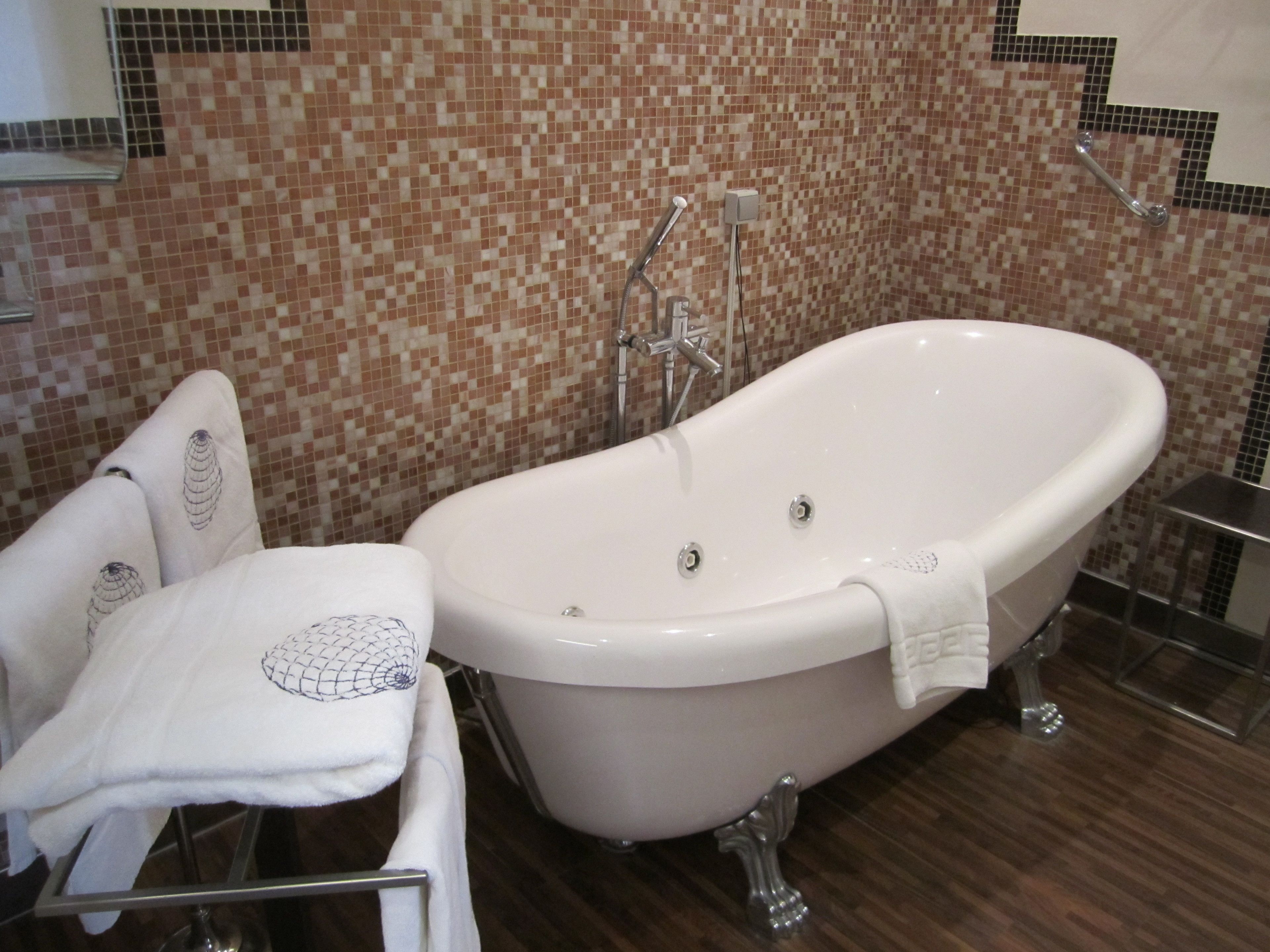 junior suite | deep-soaking bathtub