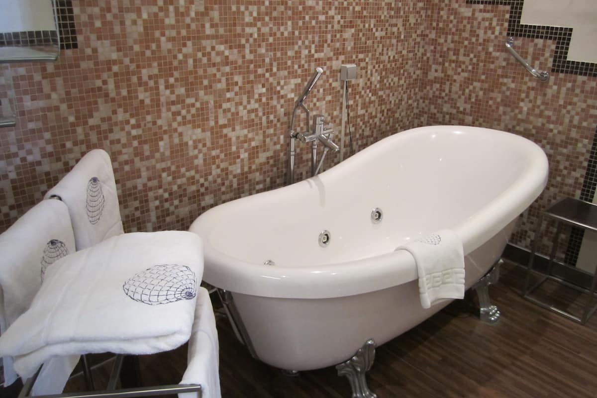 junior suite | deep-soaking bathtub