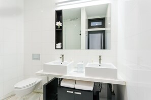 Articles de toilette de luxe, sèche-cheveux, serviettes fournies, savon