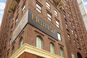 Um edifício alto de tijolos com uma placa que diz 'Hotel 57 New York City'.