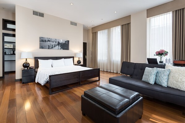 Premium bedding, in-room safe, desk, laptop workspace