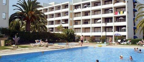 2 piscinas externas, guarda-sóis, espreguiçadeiras