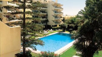 2 piscines extérieures, parasols de plage, chaises longues