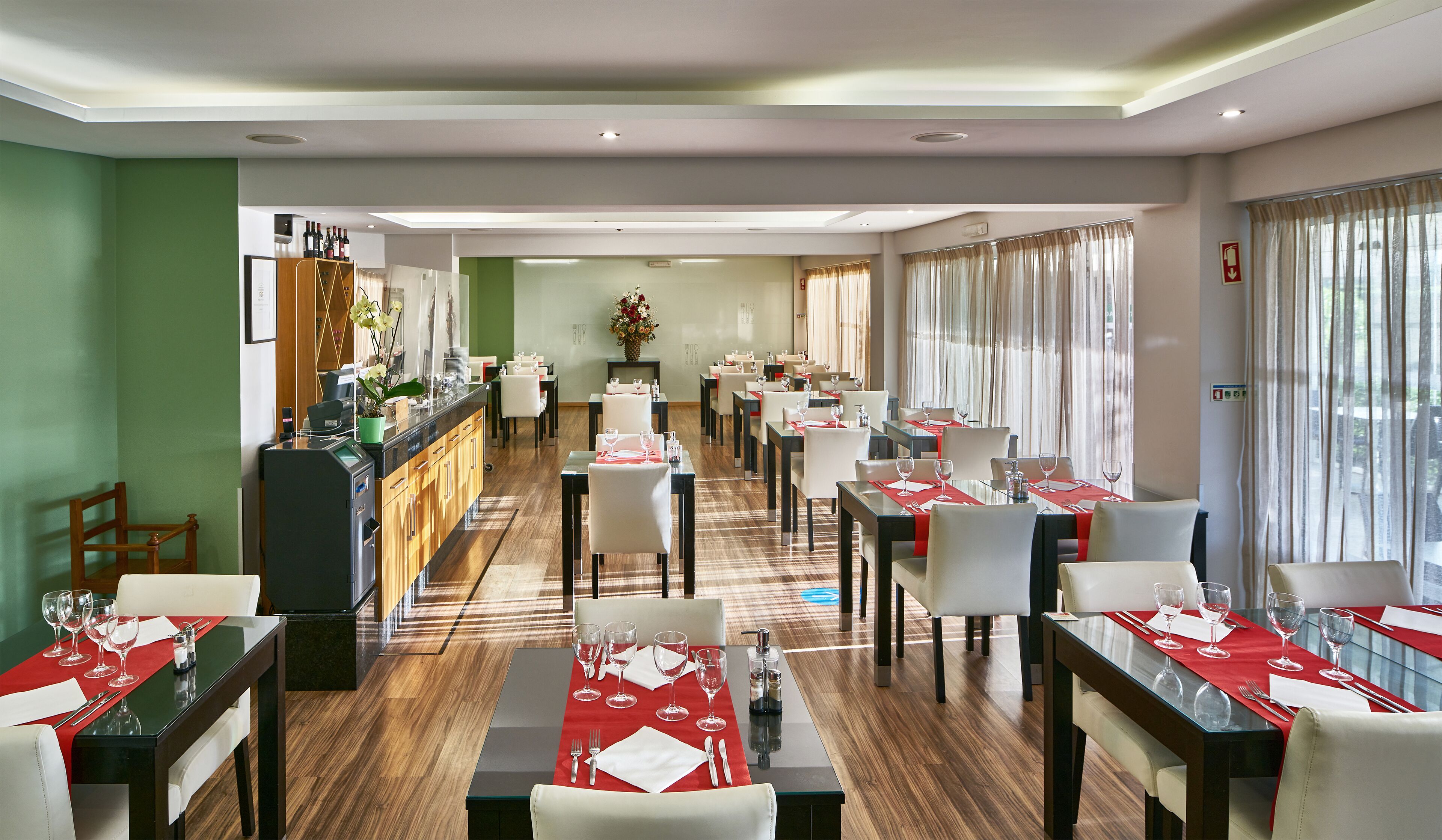 Breakfast, lunch, dinner served; pool views 