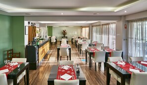 Breakfast, lunch, dinner served; pool views