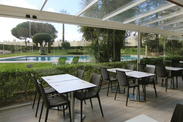 Daily continental breakfast (EUR 6.9 per person)