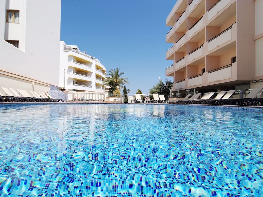 Een buitenzwembad, parasols voor strand/zwembad