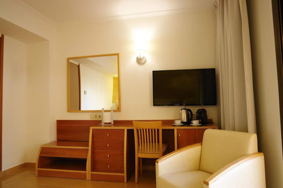 1 bedroom, in-room safe, individually furnished, desk