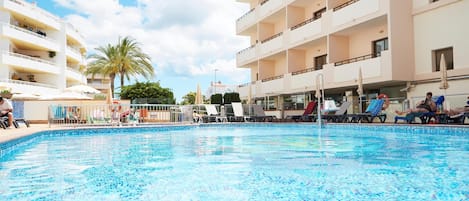 Piscine extérieure, parasols de plage, chaises longues